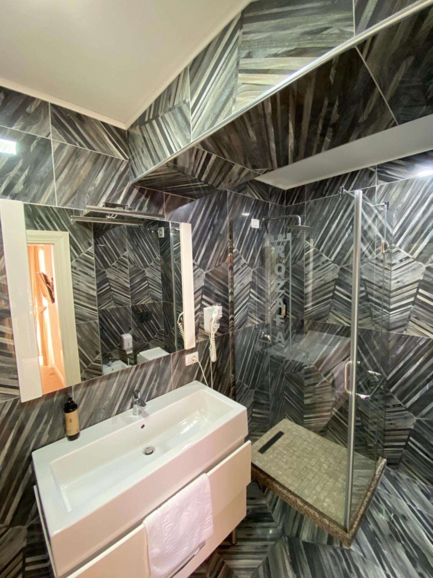 Rozafa Hotel Shkoder Luaran gambar